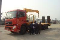 東風天龍平板帶隨車吊 多能一體，助力高效物流與工程建設